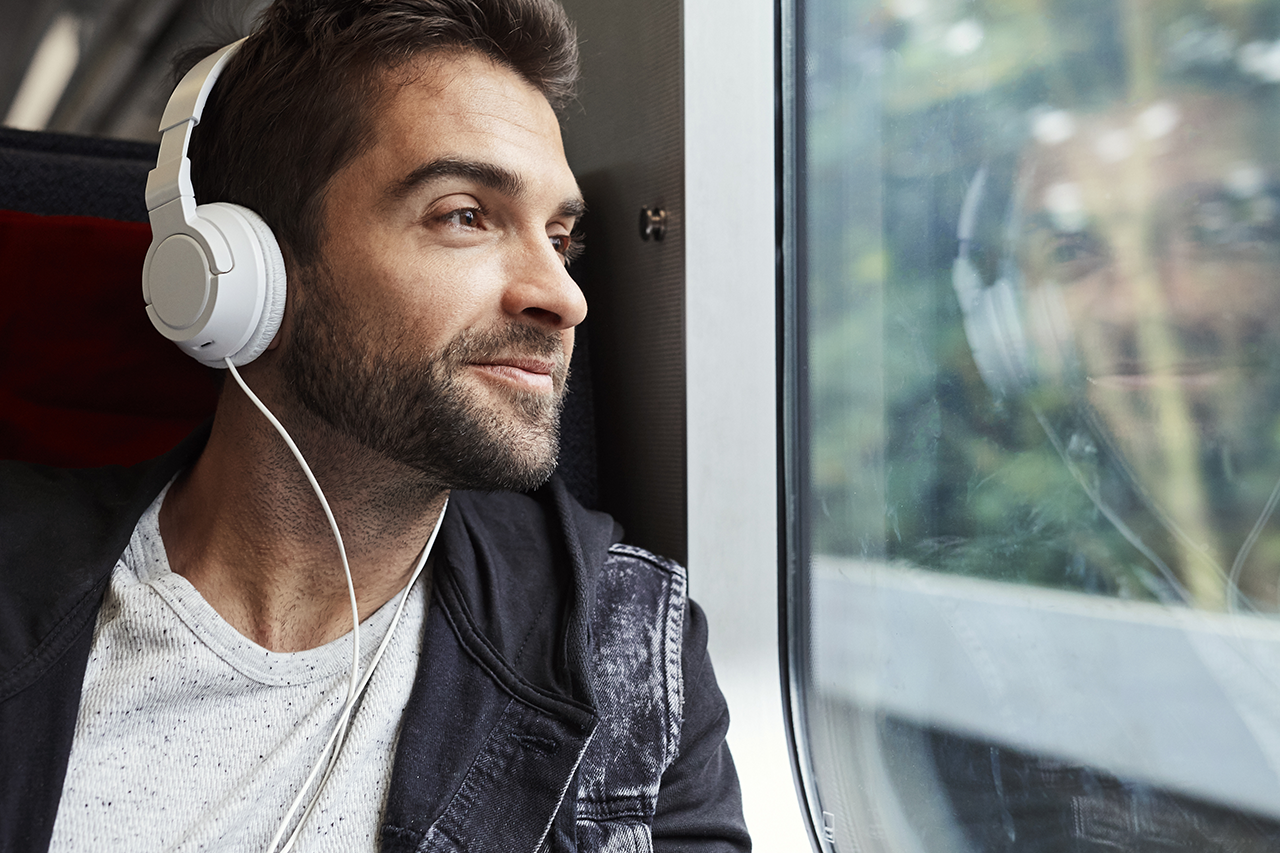 Czego słuchać w podróży? Przegląd playlist, podcastów i audycji idealnych do pociągu