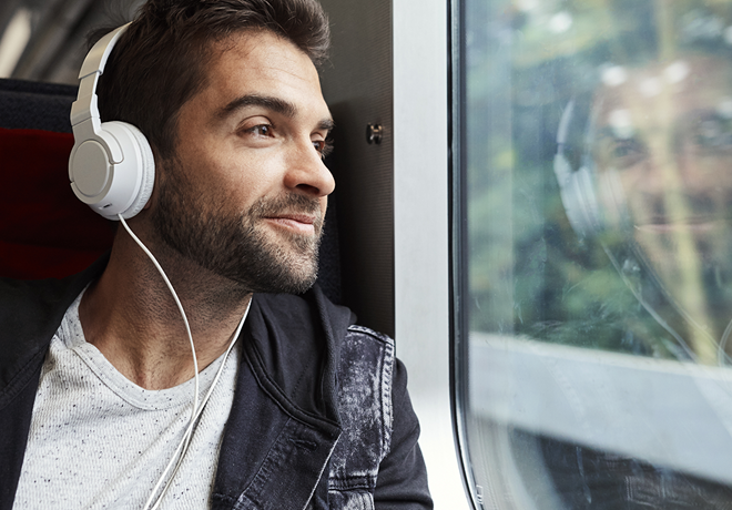 Czego słuchać w podróży? Przegląd playlist, podcastów i audycji idealnych do pociągu