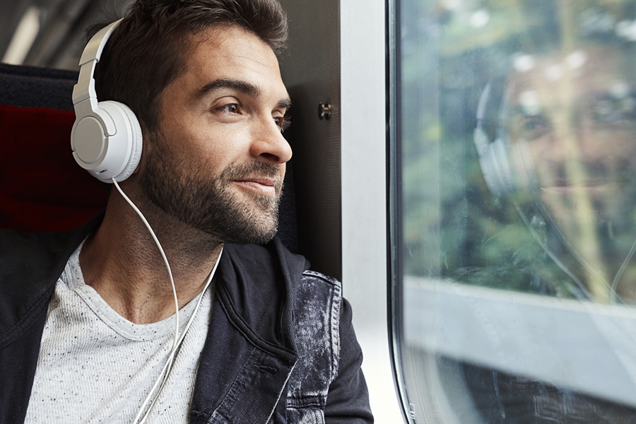 Czego słuchać w podróży? Przegląd playlist, podcastów i audycji idealnych do pociągu