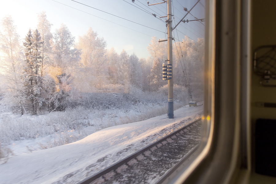 Zimowa podróż pociągiem – najbardziej urokliwe trasy kolejowe na świecie