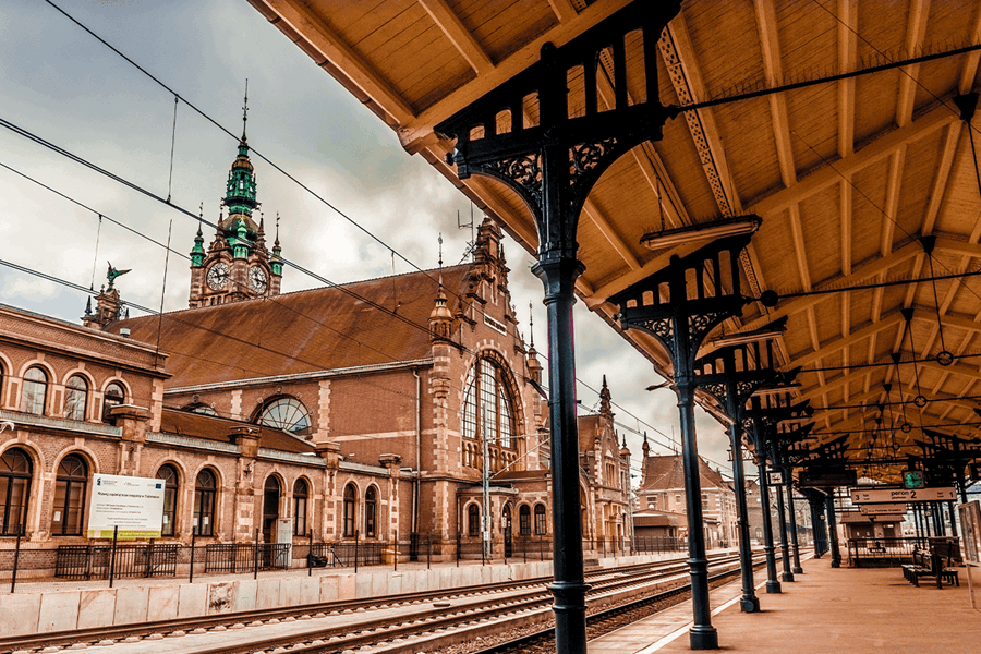 Stacje kolejowe warte poznania – 10 najpiękniejszych dworców w Polsce