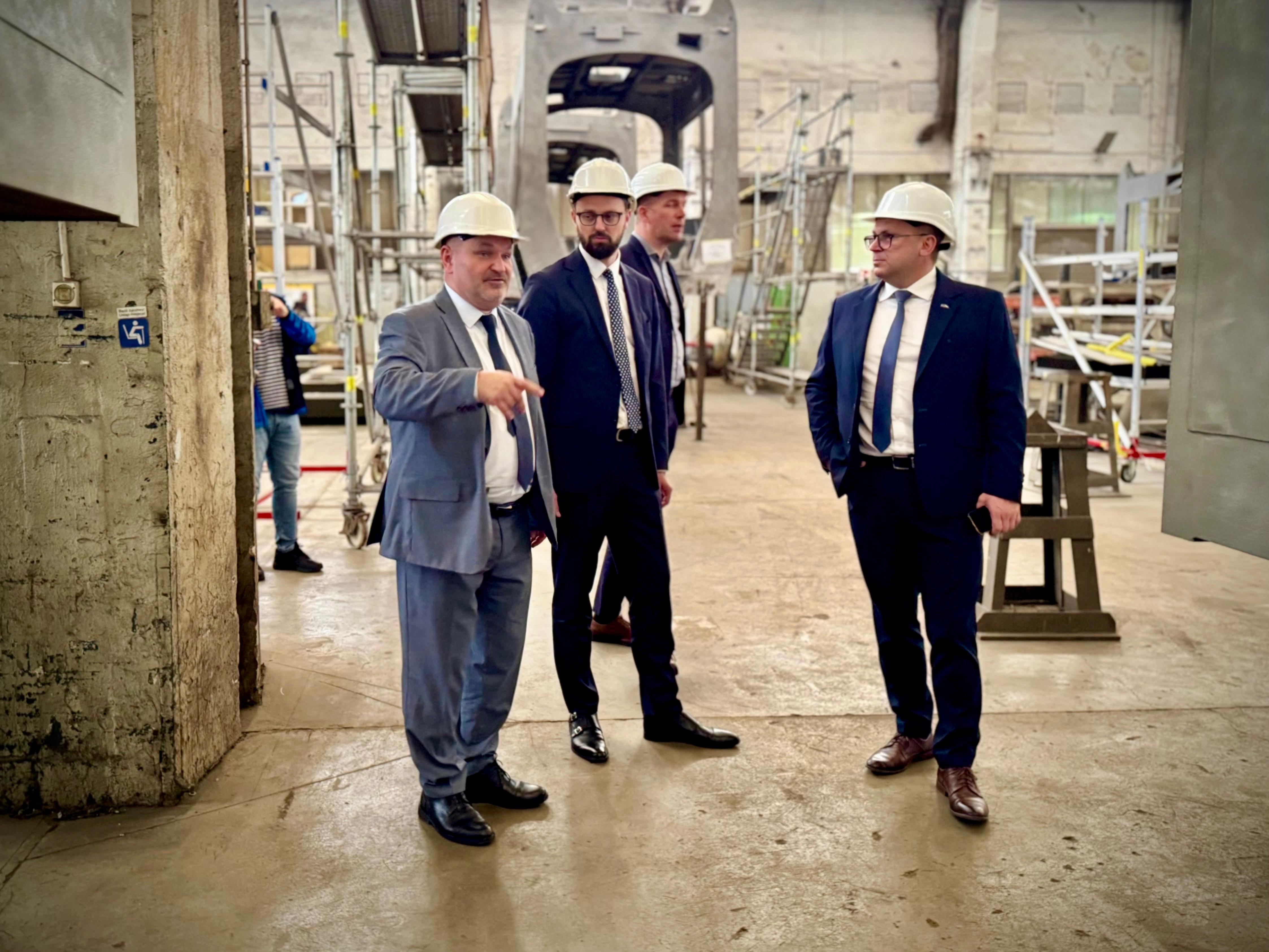 Od lewej Jacek Bilski, prezes PESA Mińsk Mazowiecki; Krzysztof Pietrzykowski, prezes POLREGIO; Sylwester Brząkała, członek Zarządu PESA Mińsk Mazowiecki. Fot. POLREGIO