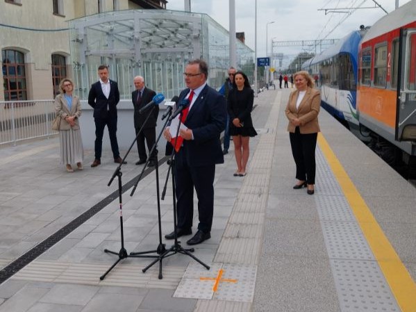 Konferencja prasowa przed odjazdem wznowionego pociągu na trasie Giżycko-Ełk