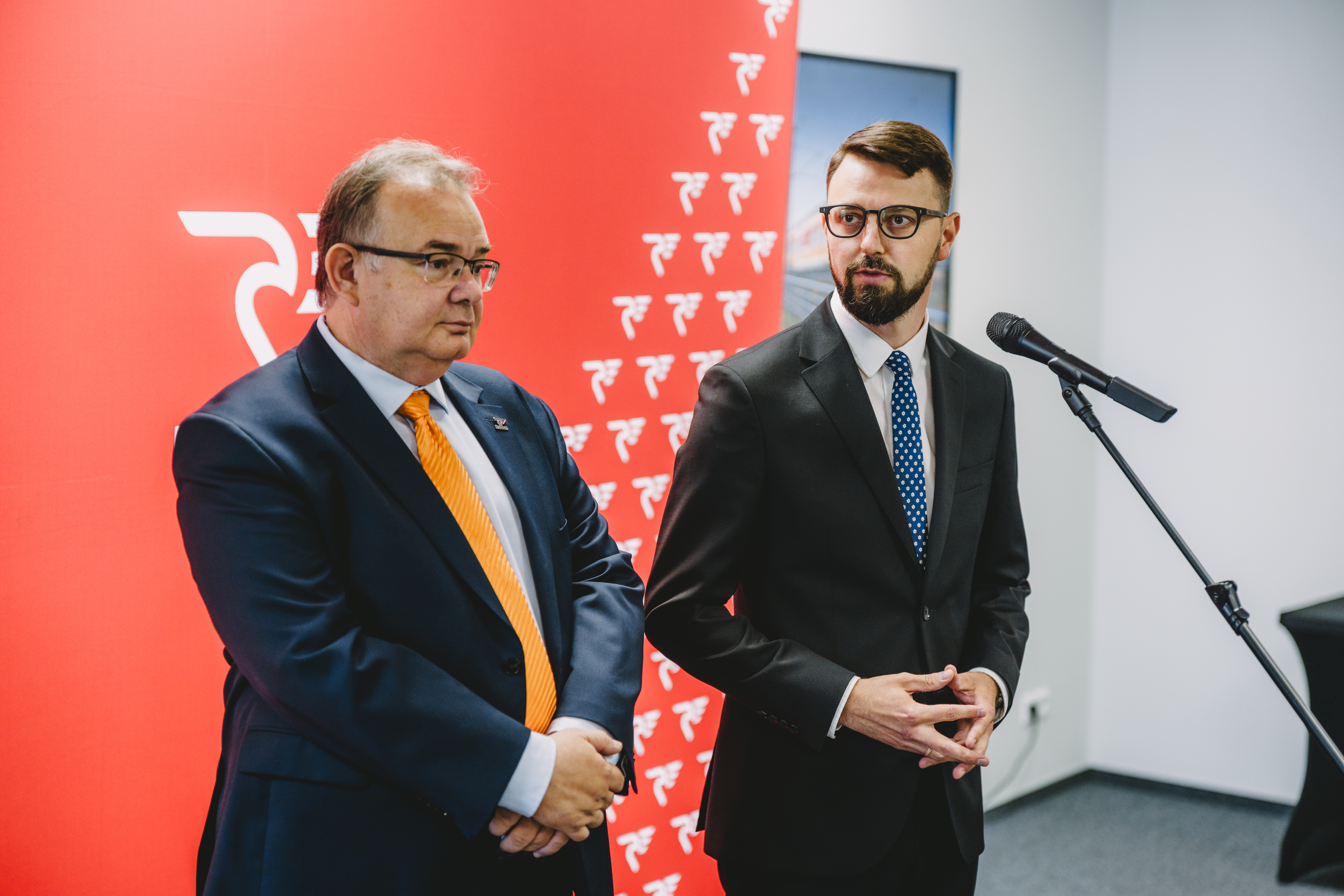 Od prawej: Krzysztof Pietrzykowski, prezes POLREGIO i Wojciech Dinges, wiceprezes POLREGIO