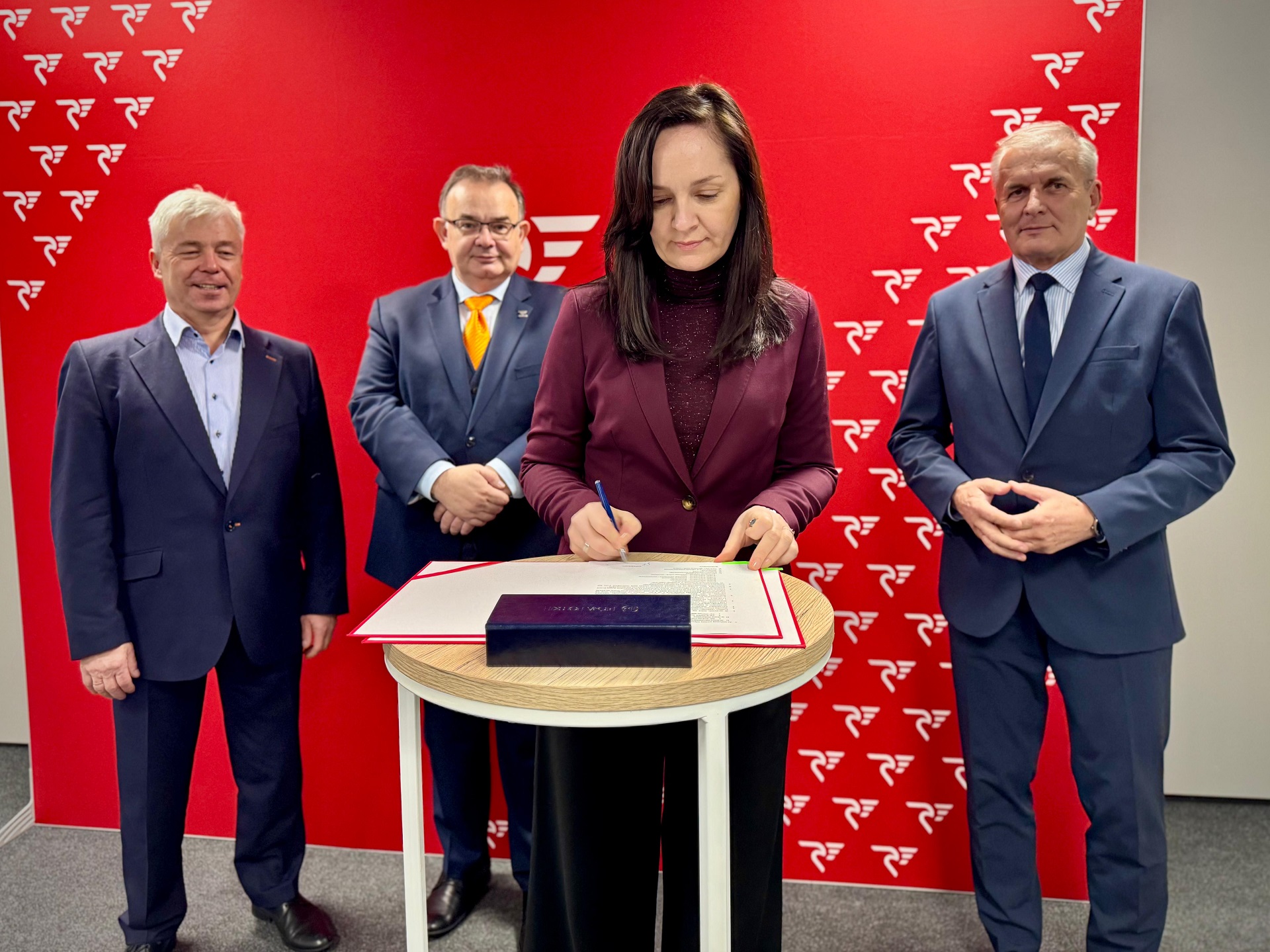 Aleksandra Grzywaczewska, p.o. prezesa POLREGIO S.A. podpisuje umowę na budowę ekologicznej myjni w Szczecinie