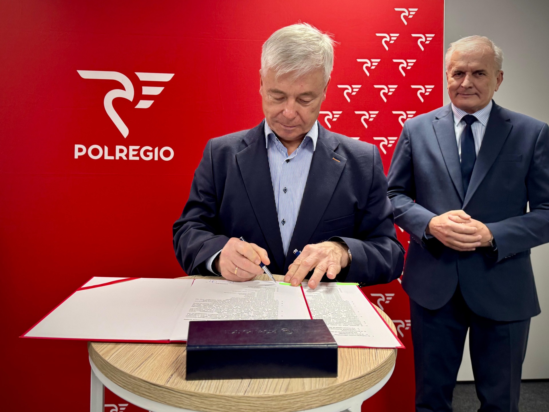 Rafał Sosnowski, prezes firmy Sosnowski podpisuje umowę na budowę ekologicznej myjni w Szczecinie