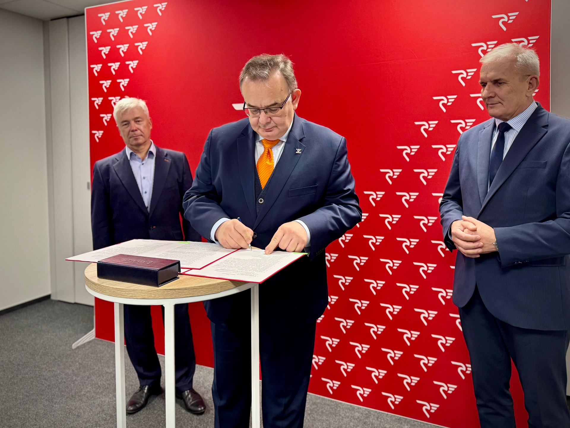 Wojciech Dinges, wiceprezes POLREGIO S.A. podpisuje umowę na budowę ekologicznej myjni w Szczecinie