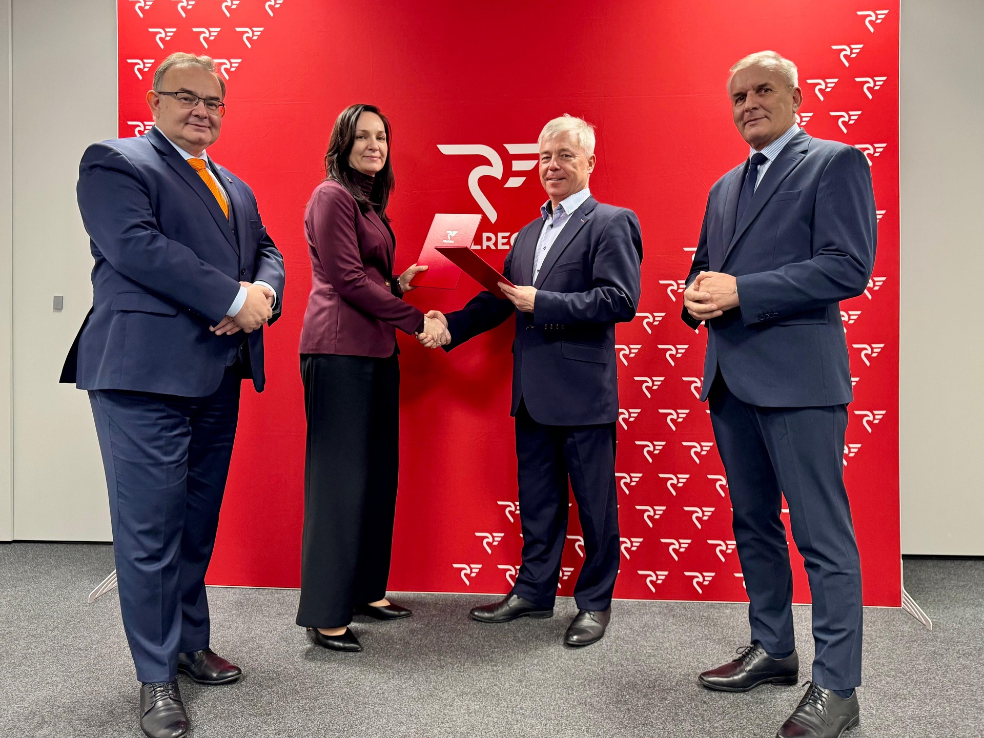 Podpisanie umowy na budowę ekologicznej myjni w Szczecinie. Od lewej: wiceprezes POLREGIO Wojciech Dinges, p.o. prezesa POLREGIO Aleksandra Grzywaczewska, prezes firmy Sosnowski Rafał Sosnowski i dyrektor Zachodniopomorskiego Zakładu POLREGIO Andrzej Chańko