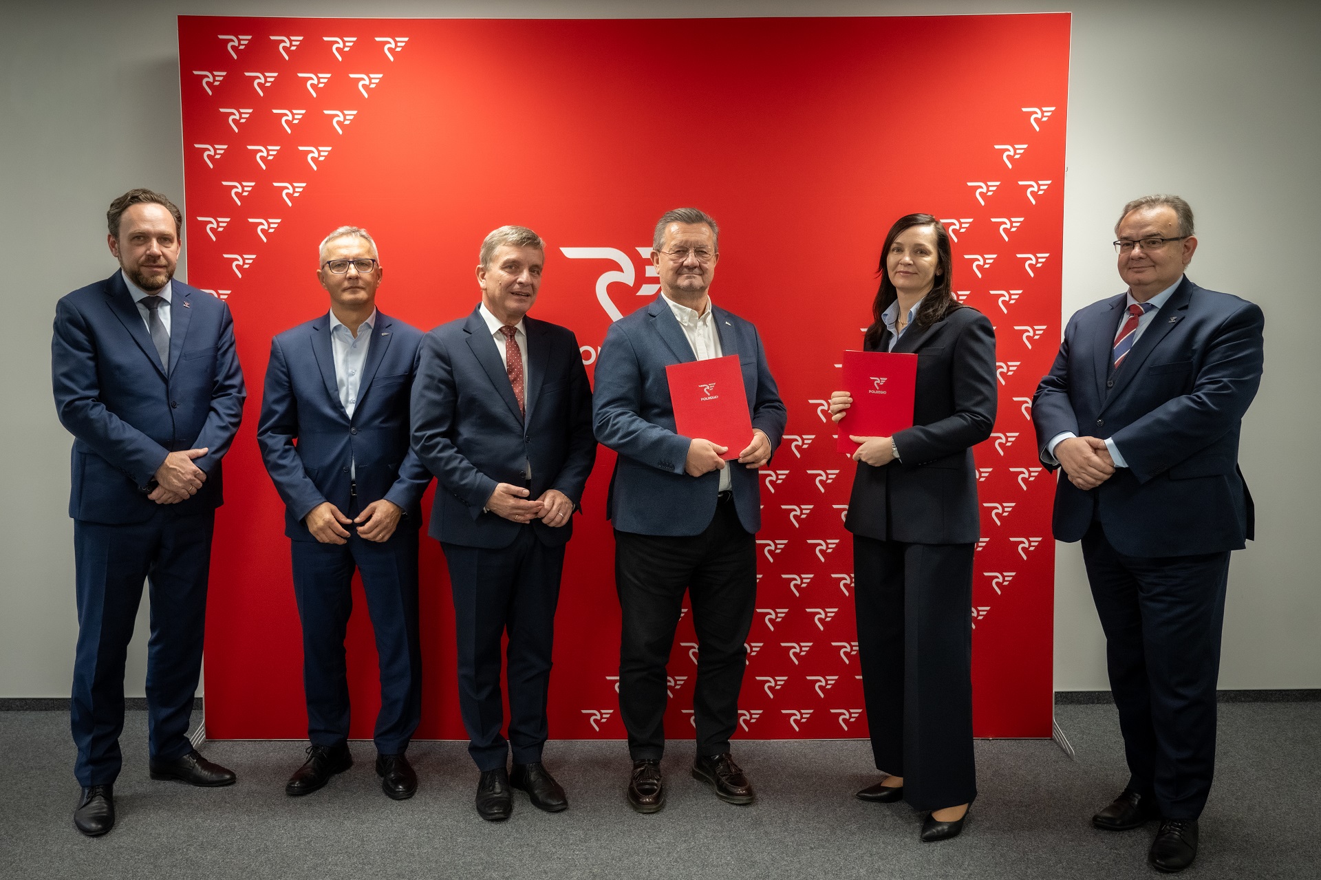 Od lewej: Robert Zaborski, dyrektor Świętokrzyskiego Zakładu POLREGIO; Maciej Maciejewski, wiceprezes PESA Bydgoszcz; Andrzej Pruś, członek Zarządu Województwa Świętokrzyskiego; Krzysztof Zdziarski, prezes PESA Bydgoszcz; Aleksandra Grzywaczewska, p.o. prezesa POLREGIO i Wojciech Dinges, wiceprezes POLREGIO