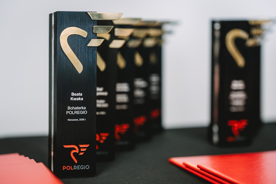 Statuetki dla laureatów II edycji konkursu RegioMOCNI