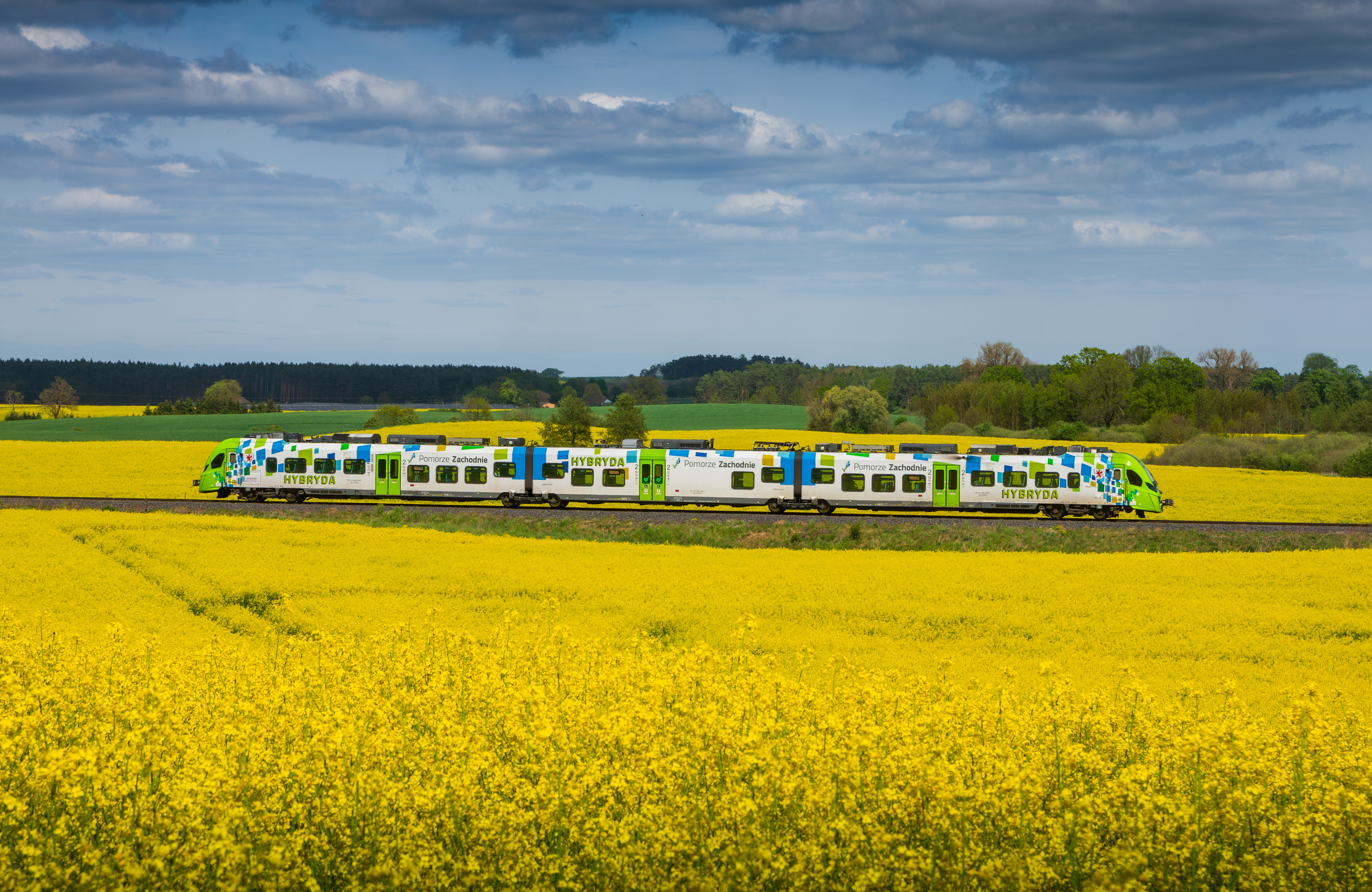 zdjęcie przedstawiające jednostkę EN63H na polu rzepaku