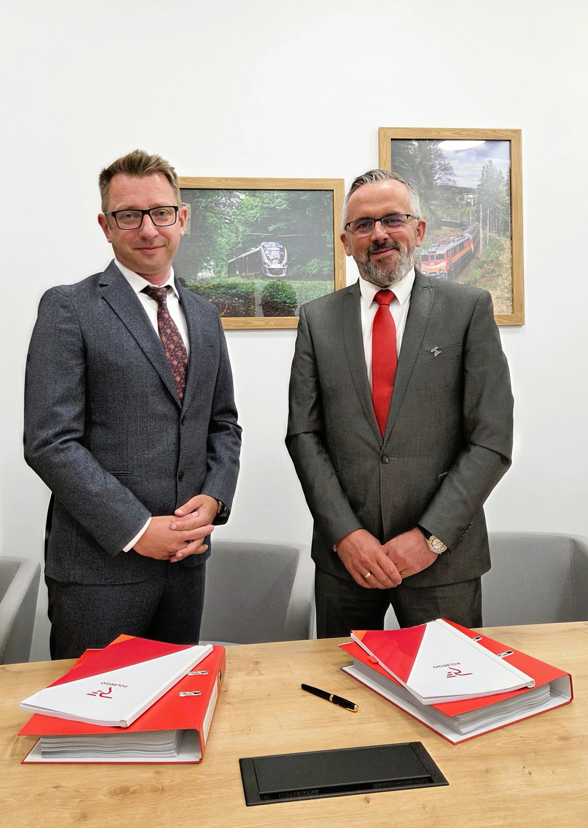 PUT w Kędzierzynie-Koźlu zyska nową myjnie dla pociągów – jest umowa. Na zdjęciu Jacek Lech – Prezes Zarządu, Dyrektor Zarządzający MOSTOSTAL KRAKÓW, Ireneusz Cieślik – p.o. Dyrektora Opolskiego Zakładu POLREGIO