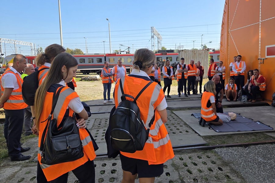 Łódź: policjanci i SOK z psami ćwiczyli w pociągach POLREGIO