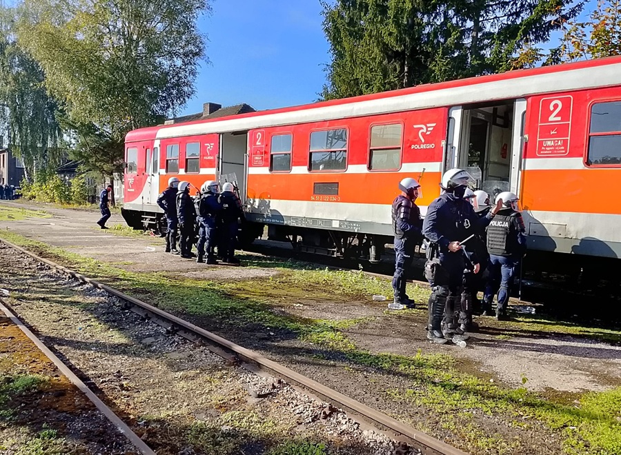 Policjanci ćwiczyli na bocznicy kolejowej POLREGIO
